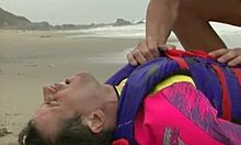 Mulheres da Baywatch resgatadas com ejaculação facial após sexo intenso
