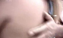 Asiatisk jente gir en sensuell blowjob og viser frem brystene sine i virkelighetsscener