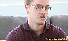 Homostel verkent anaal spel en deepthroat in zelfgemaakte video