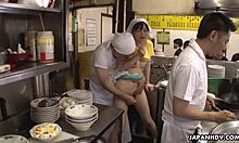 Amatör Japon bebek Mimi Aska, halka açık bir ortamda parmaklanıyor