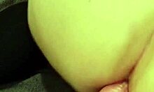 Amateur vriendin geniet van dubbele penetratie met dildo's van achteren