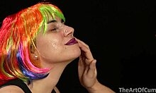 Hjemmelaget video av komisk parykk som får ansiktsbehandling