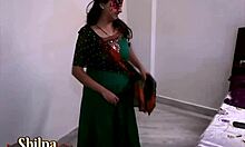 Индийская бхабхи с большой грудью в домашнем видео мастурбации