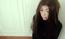 Schattige vriendin bekent haar seksuele verlangens in zelfgemaakte POV-video
