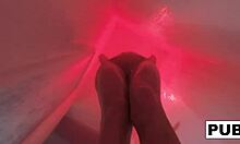 Kendra Cole, en fantastisk brunette, nyder et sensuelt brusebad i hjemmelavet video