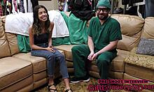 Aria Nicoles drugič obišče čudno kliniko dr. Tampasa za ginekološki pregled in spolno srečanje