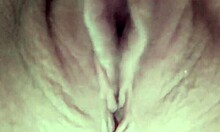 Dekat dengan vagina matang yang lembap dalam video amatur