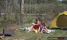 امرأة شابة نحيلة تمارس الجنس في الهواء الطلق مع صديقها أثناء التخييم