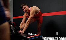 Wrestler muscolosi si impegnano in sesso gay hardcore