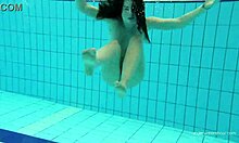 Katy Sorokas si užíva nahé plávanie pri bazéne v červených bikinách