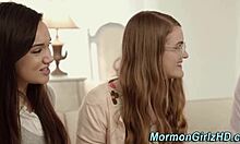 Adolescenta îmbrăcată în ochelari explorează sexul lesbian tabu mormon