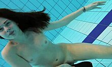 Katy Sorokas pływa nago w czerwonych bikini
