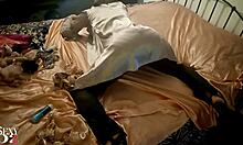 สาวยุโรป Zebra โชว์ส่วนเว้าส่วนโค้งของเธอในชุดซาตินและชุดชั้นในในวิดีโอโฮมเมด