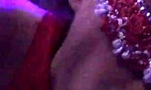Hausgemachtes Video von rothaariger Hausfrau, die ihren Liebhaber mit Oralsex und Fingern verwöhnt