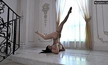 Dasha Gaga, tatuażowa nastolatka o oszałamiającej sylwetce, wykonuje akrobatyczne ruchy na podłodze