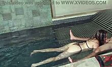 Tajné setkání u bazénu s modrookými nevlastními sestrami zachycené na kameře