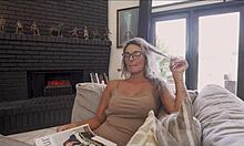 MILF face handjob de la o mamă vitregă sexy într-un videoclip fierbinte