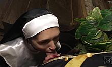 Прсата монахиња сензуално попуши свом мишићавом свештенику