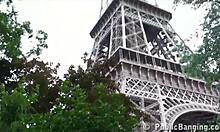 Dois homens bem-dotados dão prazer a uma garota adorável em público perto da Torre Eiffel