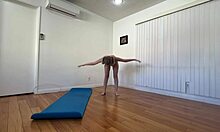 Sesi yoga pagi mengarah pada seks panas dengan ibu rumah tangga
