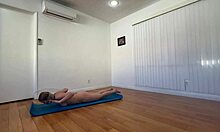 Sabah yoga seansı, milf'lerle sıcak seksle sonuçlanıyor