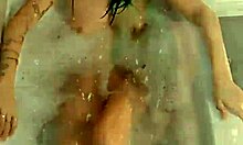Burendochter Jolene in een hete douche scene