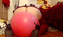 Donna matura italiana raggiunge l'orgasmo mentre cavalca palloncini coperti di umidità