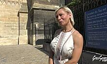 Dojrzała przyjaciółka Kimsa cieszy się analnym seksem z blond amatorką