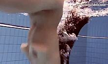 Ung russisk kvinde tager en nøgen svømmetur i poolen