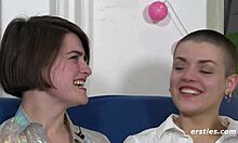 Lesbiska älskare delar en dildo och njuter av varandras bröst