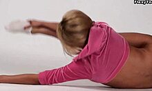 Zinka Korzinkina pokaže svoje gimnastične sposobnosti v videu gole vadbe
