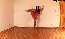 Nina, iubita flexibilă, își arată abilitățile atletice și sânii mari în acțiune