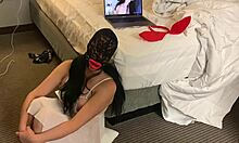 Moglie americana riceve una sborrata in faccia dal marito in un incontro BDSM