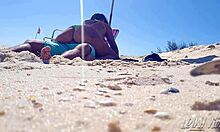Cuplu amator se angajează în sex în aer liber pe plajă