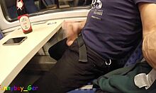 Самостоятелна сесия с чудовищен кур във влака с неочаквано прекъсване