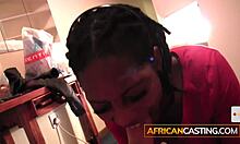 Afrikai érett nő orális örömet okoz egy fehér férfinak egy hamis állásinterjún