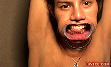 Уини, транссексуална курва, получава дълбоко гърло, докато е в нетрезво състояние