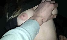 Si pirang muda yang menggoda sedang masturbasi dan menghisap penis yang tegang
