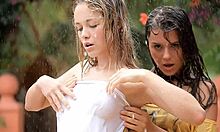 Adolescente frumoase își udă pânzele sub duș în aer liber
