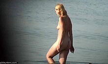 Блондинка с упругой попкой демонстрирует свое отличное тело на улице в HD-качестве