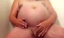 Enorme zwangere mama masturbeert verleidelijk onder de douche