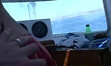 En slampig bimbo suger mannens skräp på en underbar yacht