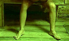 Een vrouw met lange benen laat een jonge man haar neuken in de sauna