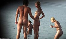 Video voyeur pantai Nudis dengan pelacur remaja berambut pirang
