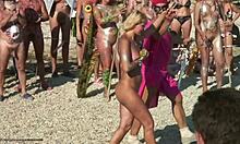 זונות נודיסטיות מבצעות את הריקוד הטקסי שלהן על החוף
