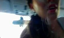 Namorada bronzeada se masturbando furiosamente em um carro