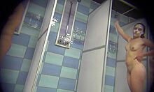 Бринета девојка са живахним пленом се тушира пред камером