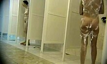 Puița cu pizda păroasă se săpunește înainte de duș (porno ascuns pe cam)