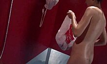O tipă subțire își arată corpul încântător în dușul public