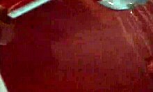 Плавокоса аматерка показује своје голо тело у ХД видеу